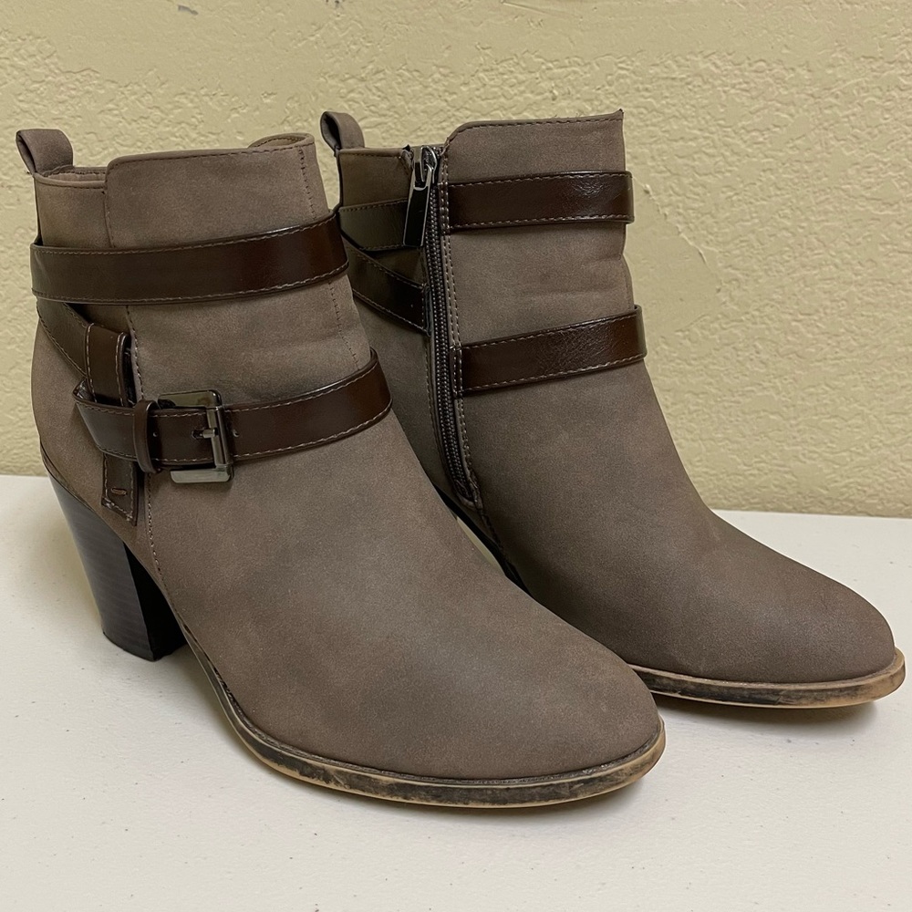 💥2/$20💥MAURICES Heeled Boots Vegan Leather Buckle Strap size 8 Brown Suede EUC